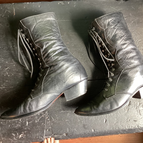 VINTAGE LEATHER WITCH BOOTS - HALLOWEEN DECOR OR WEAR - Picture 5 of 6